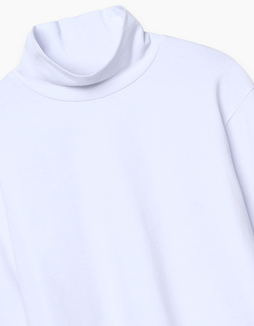 Белый джемпер-водолазка для мальчика Белый джемпер-водолазка для мальчика