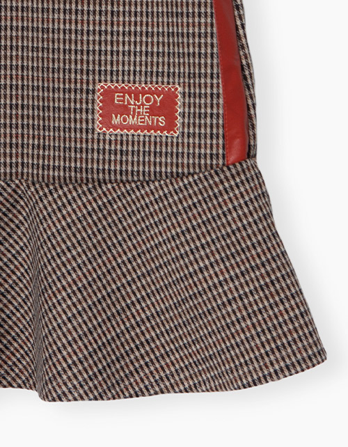 Клетчатый сарафан с нашивкой из экокожи