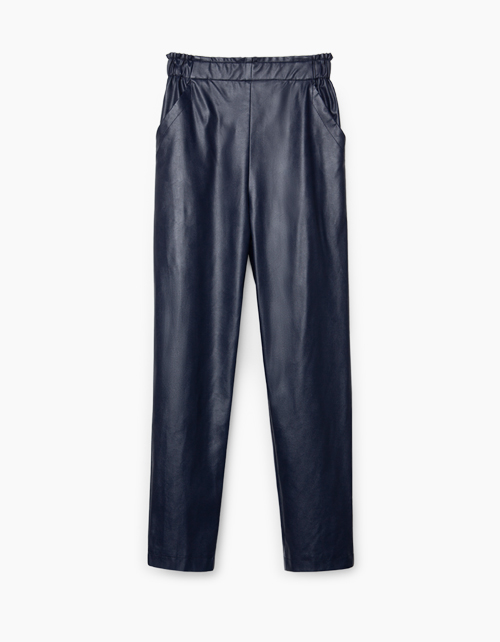 Темно-синие брюки-каррот из экокожи