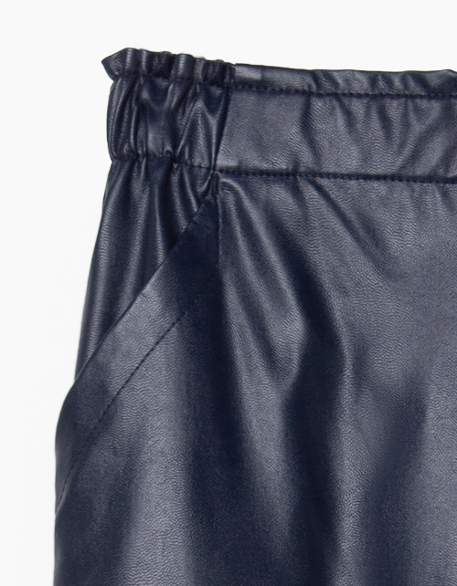 Темно-синие брюки-каррот из экокожи