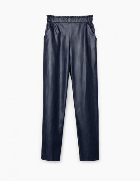 Темно-синие брюки-каррот из экокожи