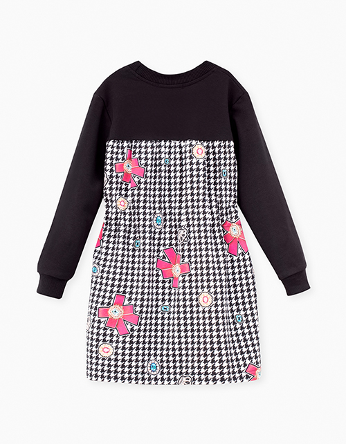 Черное платье с длинным рукавом