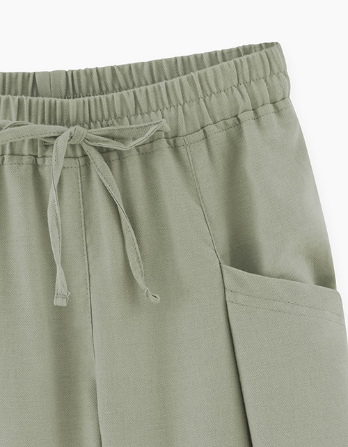 Оливковые брюки-каррот для девочки