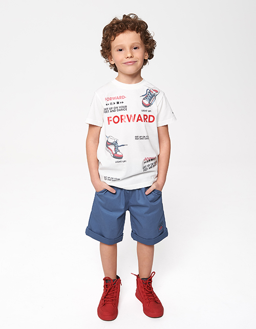 Светлая летняя футболка для мальчика