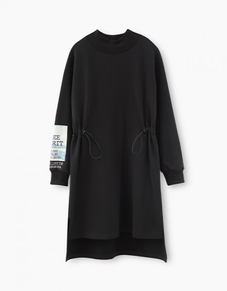 Черное платье с дизайнерским принтом на рукаве