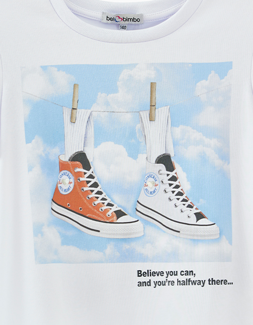 Стильная белая футболка с принтом для девочки