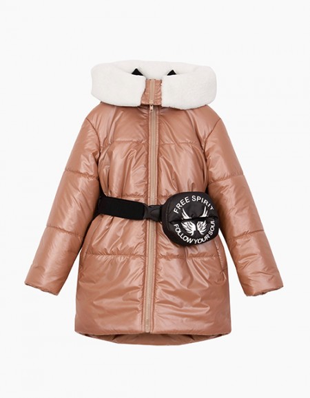 Зимняя куртка оттенка ириска со стильной сумочкой на поясе