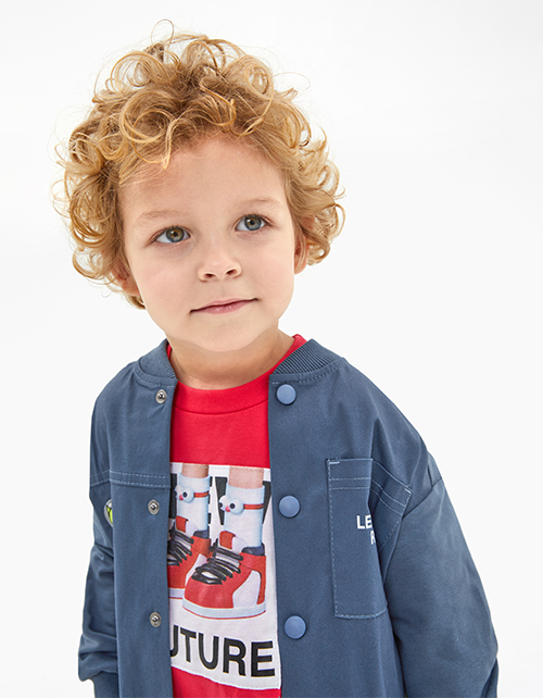 Стильный бомбер в оттенке деним для мальчика Стильный бомбер в оттенке деним для мальчика