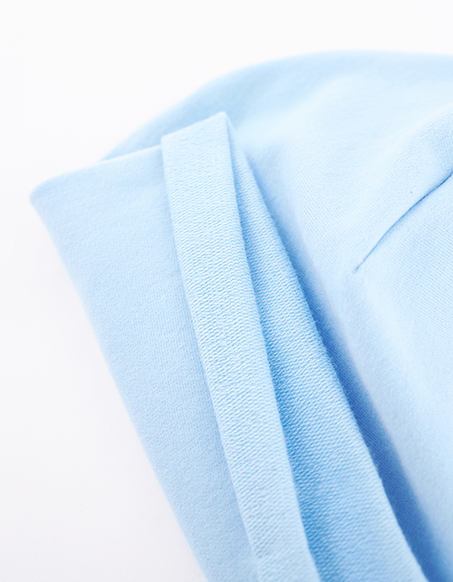 Светло-голубая шапка для девочки