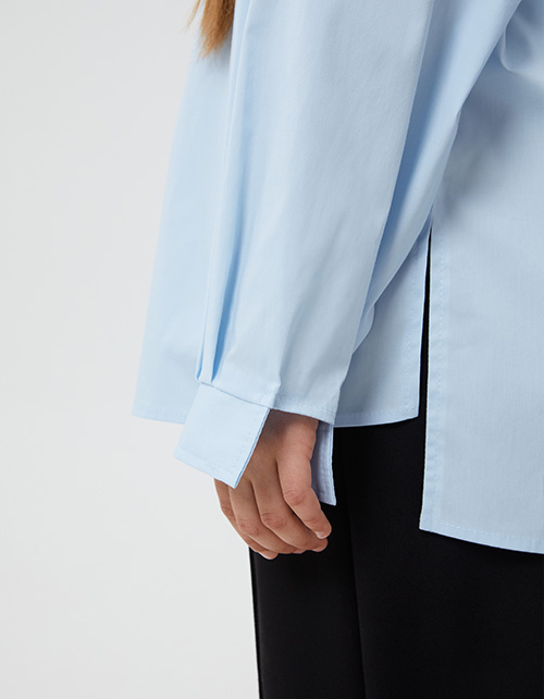 Стильная голубая блузка на кнопках для девочки Стильная голубая блузка на кнопках для девочки