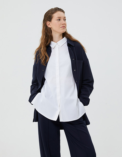 Стильная белая блузка на кнопках для девочки Стильная белая блузка на кнопках для девочки