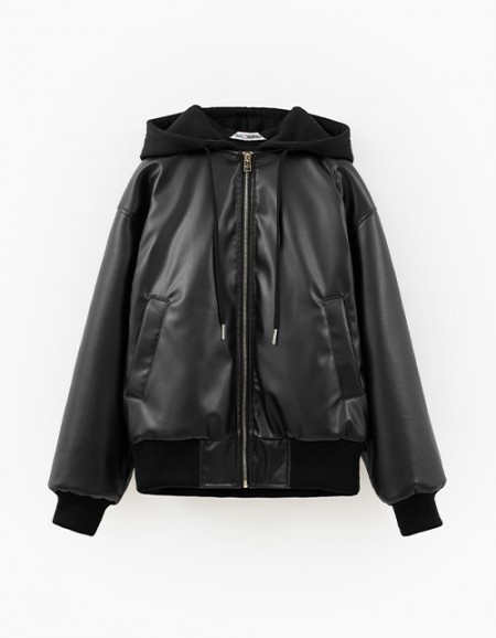 Стильная чёрная куртка из эко-кожи для девочки