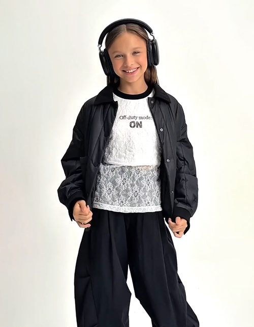 Чёрная стёганая куртка для девочки